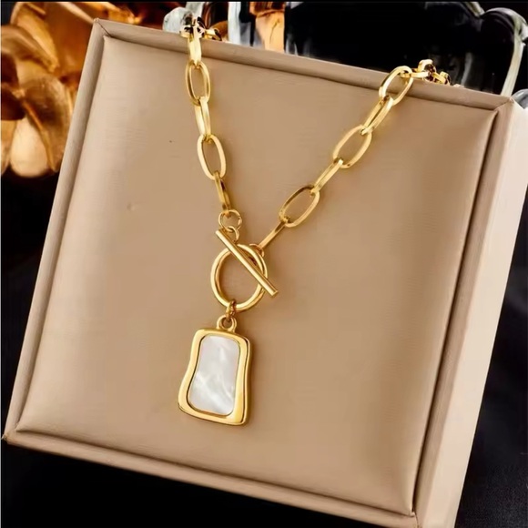 Gold plated stainless steel necklace with a mother of pearl pendant - Picture 4 of 9